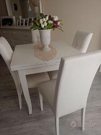 Tavolo bianco estensibile e 4 sedie