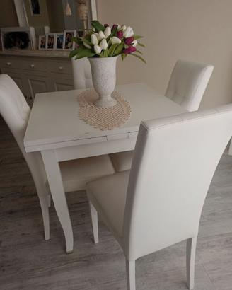Tavolo bianco estensibile e 4 sedie
