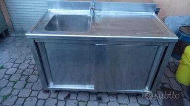 Lavello armadiato con due ante scorrevoli inox. 