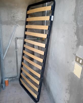 lettino a doghe una con i piedi e una ad incastro