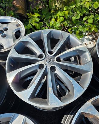 Cerchi in lega  entrambi 18" Nissan Qashqai