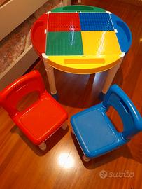 Tavolino con sedie colorato