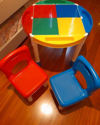 Tavolino con sedie colorato