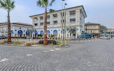 NEGOZIO CON DOPPIA VETRINA E BOX