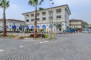 NEGOZIO CON DOPPIA VETRINA E BOX