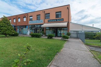 Attività / Licenza di 220 m² con 2 locali a Nogaro