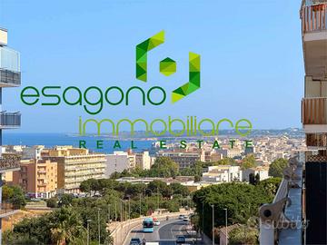 Panoramico pentavani con vista mare in contesto si