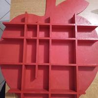 Espositore oggetti rosso forma mela in legno