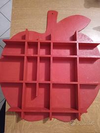 Espositore oggetti rosso forma mela in legno