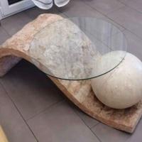 Tavolino in pietra con piano in vetro