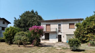 Ampia proprietà indipendente con grande giardino
