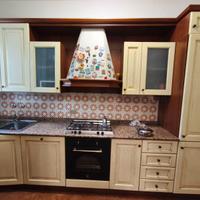 Cucina in legno colore giallo chiaro completa di e