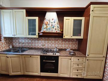 Cucina in legno colore giallo chiaro completa di e