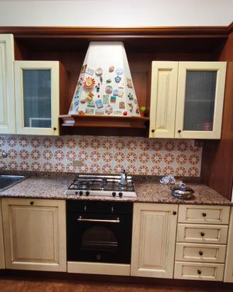 Cucina in legno colore giallo chiaro completa di e