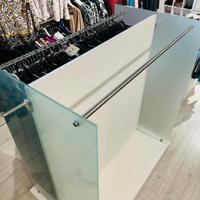 Espositori con fiancate in cristallo satinato