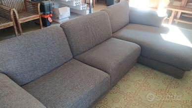 divano angolare con chaise longue