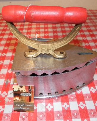 Ferro da stiro riproduzione d'epoca della nonna