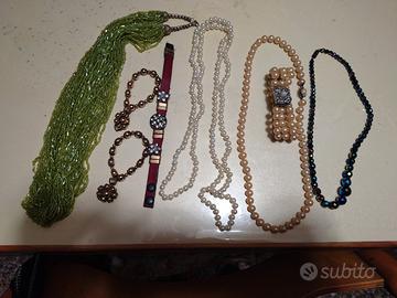 Bigiotteria vintage solo in blocco.