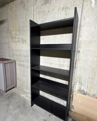 libreria con scaffali
