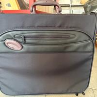 Mandarina Duck porta abiti