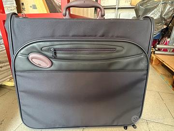 Mandarina Duck porta abiti