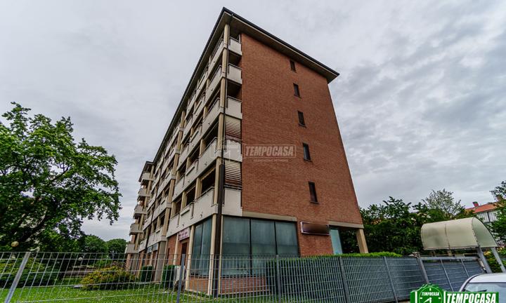 AMPIO NEGOZIO DA PERSONALIZZARE IN ZONA TRANQUILLA