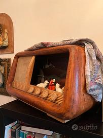 Vecchia radio con presepe