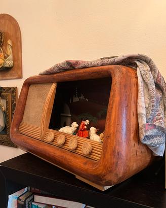 Vecchia radio con presepe