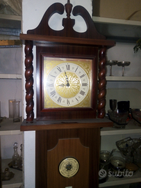 Orologio a torre in legno vintage