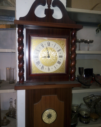 Orologio a torre in legno vintage