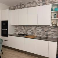 Cucina bianco opaco con lavello e piano cottura