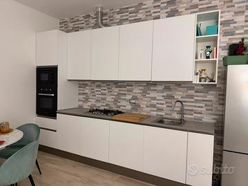 Cucina bianco opaco con lavello e piano cottura