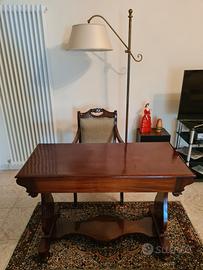 Scrivania in mogano, poltrona e lucernario