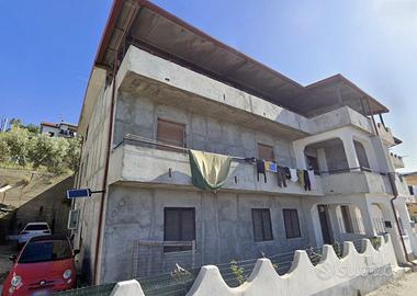 Simeri Crichi, intero fabbricato con giardino