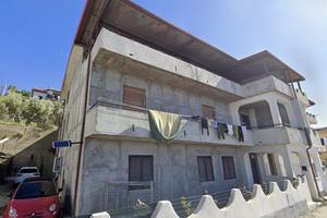 Simeri Crichi, intero fabbricato con giardino