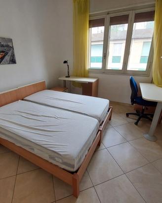 Letti singoli completi di materassi e comodini