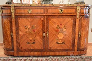 Capolavoro di ebanisteria mobile finemente intarsi