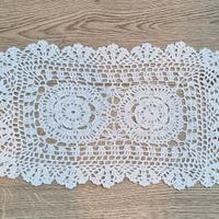 Elegante centrino rettangolare reali