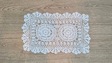 Elegante centrino rettangolare reali