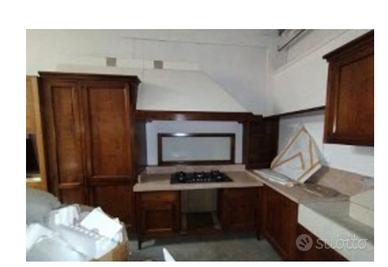 Cucine di pregio in legno di noce e marmo rosa