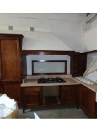 Cucine di pregio in legno di noce e marmo rosa