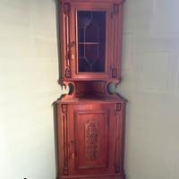 Angoliera a doppio corpo in legno intagliato