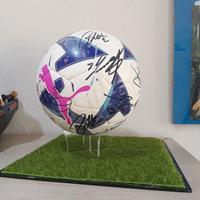 pallone puma firmato dai calciatori del Milan 2020