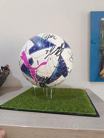 pallone puma firmato dai calciatori del Milan 2020