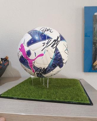 pallone puma firmato dai calciatori del Milan 2020