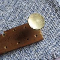 Vecchia maniglia in ottone a pomello con viti in f