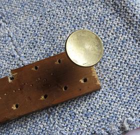 Vecchia maniglia in ottone a pomello con viti in f