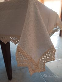 Tovaglia di lino e uncinetto 