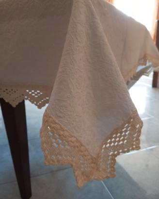 Tovaglia di lino e uncinetto 