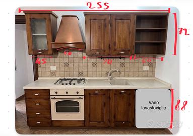 Splendida cucina in legno massello con elettrodom.